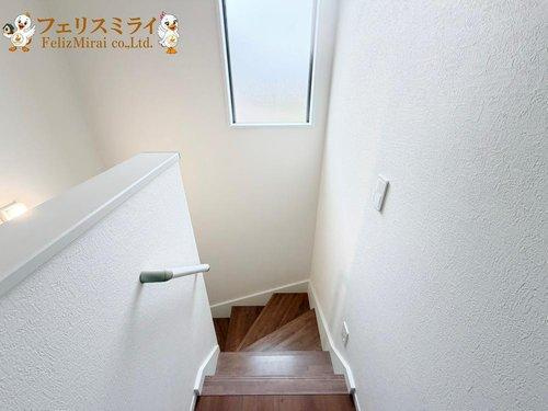 Terrechez　明石市大久保町１８期（八木）の内装|■現地写真・２号棟■
家族に優しい手すり付き階段♪手すりには安全のほかにも身体への負担の軽減という大きな役割があります♪