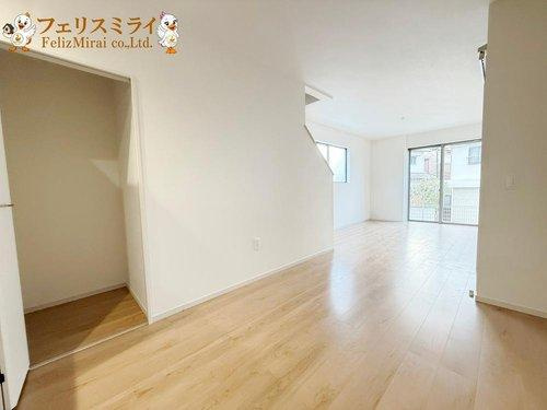 Terrechez　明石市太寺天王町１期の居間・リビング|■現地写真・２号棟■
日当たり抜群で明るいリビングです♪