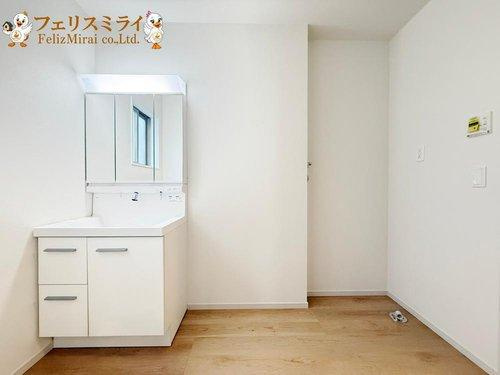 Terrechez　明石市太寺天王町１期の洗面所|■現地写真・２号棟■
三面鏡の洗面化粧台♪
収納棚を置けるスペースが充分に御座いますので、タオルや着替えを置いておけるので非常に便利です♪