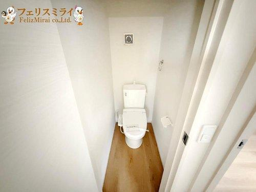 Terrechez　明石市太寺天王町１期のトイレ|■現地写真・２号棟■
節水ウォシュレット♪便ふたオート開閉で清潔＆快適です♪節水機能もありお掃除楽々凸凹も少ないです♪