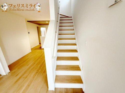 Terrechez　明石市太寺天王町１期の内装|■現地写真・２号棟■
家族に優しい手すり付き階段♪手すりには安全のほかにも身体への負担の軽減という大きな役割があります♪