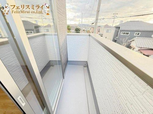 Terrechez　明石市太寺天王町１期のバルコニー|■現地写真・２号棟■
日当たり良好のバルコニー♪
洗濯物がたくさん干せます♪