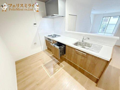 Terrechez　明石市太寺天王町１期のキッチン|■現地写真・２号棟■
キッチン後ろのスペースは大変広々としています♪