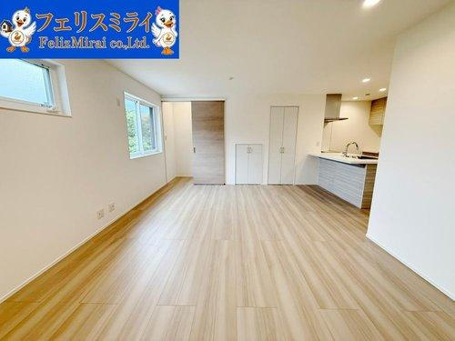 マリンホーム　神戸市西区美穂が丘４丁目　全１８棟の居間・リビング|■現地写真・１８号棟■
全棟１８帖以上のLDKでございます、ゆったりとした空間でございます♪