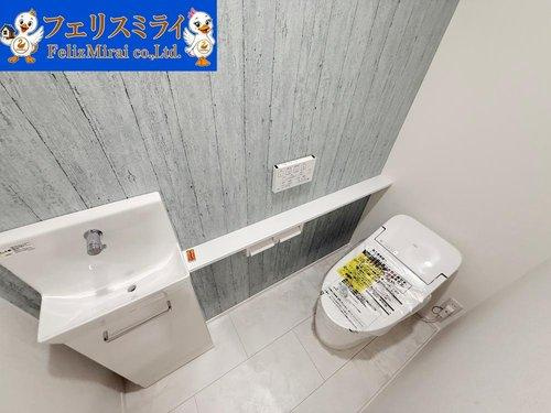 マリンホーム　神戸市西区美穂が丘４丁目　全１８棟のトイレ|■現地写真・１７号棟■
節水ウォシュレット♪便ふたオート開閉で清潔＆快適です♪節水機能もありお掃除楽々凸凹も少ないです♪