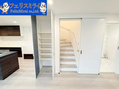 マリンホーム　神戸市西区美穂が丘４丁目　全１８棟の内装|■現地写真・１６号棟■
手すり付き階段横には収納が完備されております♪