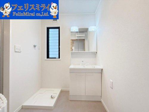 神戸市垂水区神和台３丁目１４-８の洗面所|■現地写真■
新調済みの洗面化粧台♪
収納棚を置けるスペースがたっぷりあります♪