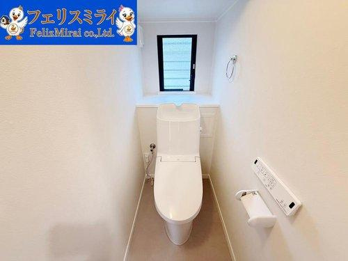神戸市垂水区神和台３丁目１４-８のトイレ|■現地写真■
節水ウォシュレット♪便ふたオート開閉で清潔＆快適です♪節水機能もありお掃除楽々凸凹も少ないです♪