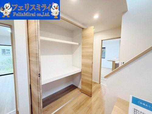 神戸市垂水区神和台３丁目１４-８の収納|■現地写真■
１階の廊下には季節物など収納が出来る大きな収納がございます♪