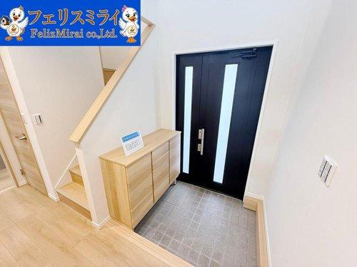 神戸市垂水区神和台３丁目１４-８の玄関|■現地写真■
たっぷり収納できるるシューズボックス♪