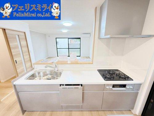 神戸市垂水区神和台３丁目１４-８のキッチン|■現地写真■
天板の広いキッチン♪
食洗器完備しております◎◎