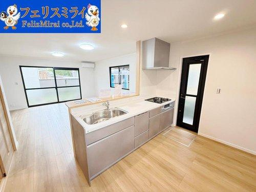 神戸市垂水区神和台３丁目１４-８のキッチン|■現地写真■
新調したキッチン♪広いスペースで調理も楽しくできます◎●