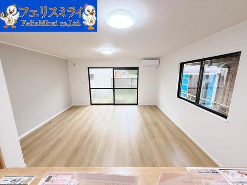 神戸市垂水区神和台３丁目１４-８の居間・リビング|現地写真■
約１８帖の広さのあるLDK、アクセントクロスありお洒落なリビングになっております♪　