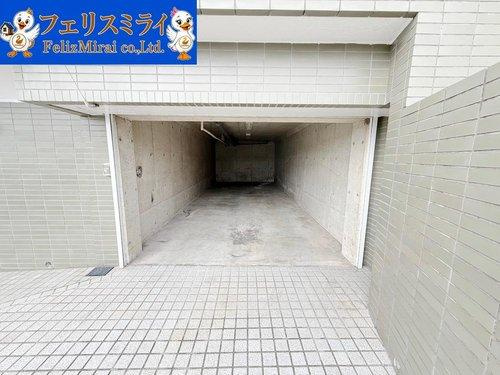 神戸市垂水区塩屋台２丁目８-１０の駐車場|■現地写真■
お車は２台止められます♪
お車の高さは１９８センチまで大丈夫でございます♪