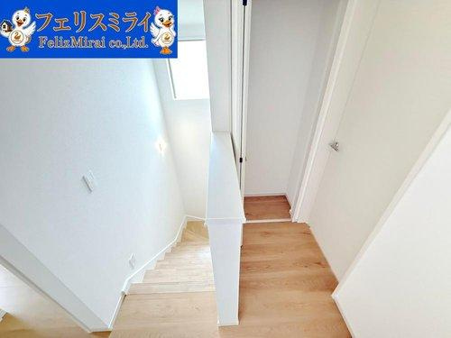 Terrechez　神戸市垂水区美山台　１期　全２棟の内装|■現地写真　１号棟■
家族に優しい手すり付き階段♪手すりには安全のほかにも身体への負担の軽減という大きな役割があります♪