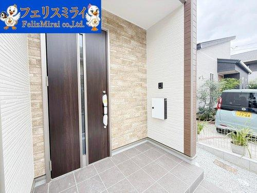 Terrechez　神戸市垂水区美山台　１期　全２棟の玄関|■現地写真　１号棟■
カラーインターフォンを完備しています、急な来客等に御活用頂けます♪