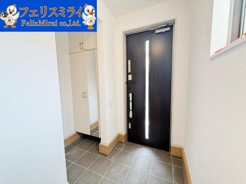 Terrechez　神戸市垂水区美山台　１期　全２棟の玄関|■現地写真　１号棟■
姿見付きのたっぷり収納できるシューズボックス♪