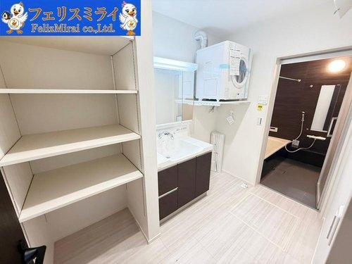 　の洗面所|■現地写真■
三面鏡の洗面化粧台♪
ガス衣類乾燥機完備♪