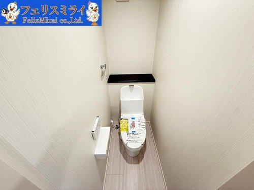 　のトイレ|■現地写真■
ウォシュレット付きの節水型トイレ◎
凹凸が少なく、お掃除も楽々です！