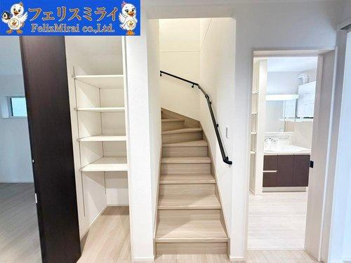 　の内装|■現地写真■
トレンドのリビング階段♪手すりには安全のほかにも身体への負担の軽減という大きな役割があります♪