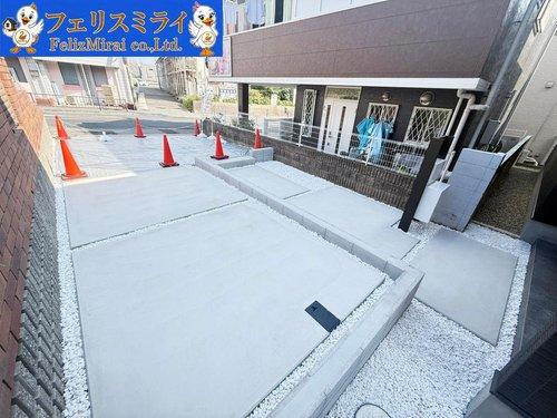 　の駐車場|■現地写真・３号棟■
駐車スペース３台分ございます♪
ぜひ現地でお確かめください♪