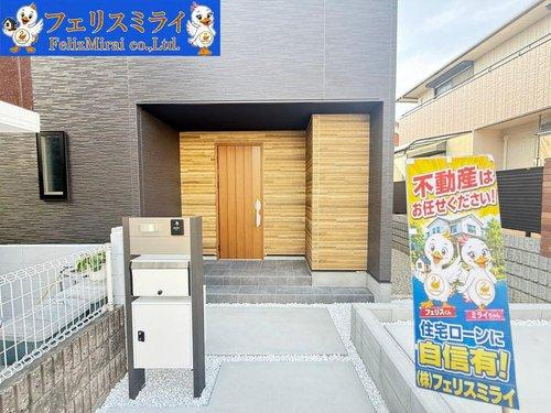 　の玄関|■現地写真・３号棟■
重厚感のある玄関♪
かざして開く、スマートドア♪
宅配ボックス完備の機能門柱◎