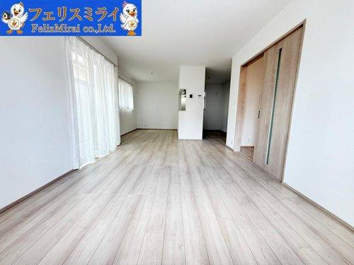 Heartful Town　神戸市西区玉津町高津橋２４０番　１棟の居間・リビング|■現地写真■
広々約１８帖のＬＤＫ
窓が多く、大変明るいです◎