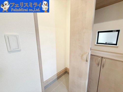 Heartful Town　神戸市西区玉津町高津橋２４０番　１棟のキッチン|■現地写真■
吊戸棚を完備しており、たっぷり収納出来ます♪