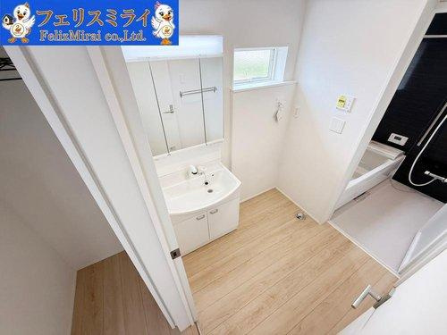 　の洗面所|■現地写真・３号棟■
三面鏡の洗面化粧台♪
鏡の後ろは収納スペースになっております！