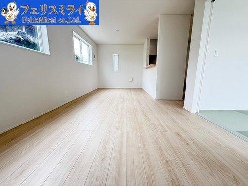 　の居間・リビング|■現地写真・３号棟■
１６.２帖の明るいリビング♪
ペアガラスなので防音・断熱もばっちりです♪