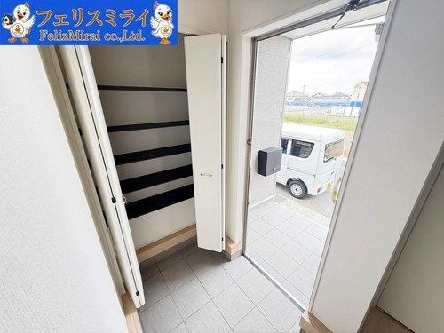　の玄関|■現地写真・３号棟■
たっぷり収納シューズキャビネット♪高さも調節できるので、ロングブーツも収納できます♪