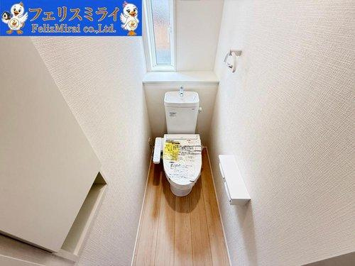 　のトイレ|■現地写真・３号棟■
節水ウォシュレット♪便ふたオート開閉で清潔＆快適です♪節水機能もありお掃除楽々凸凹も少ないです♪