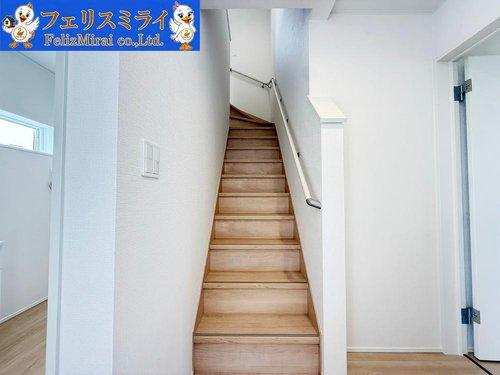 　の内装|■現地写真・３号棟■
家族に優しい手すり付き階段♪手すりには安全のほかにも身体への負担の軽減という大きな役割があります♪