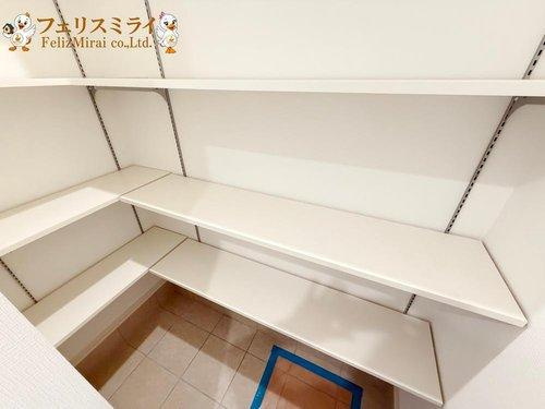 神戸市垂水区星陵台第１　全２棟の玄関|■現地写真・１号棟■
憧れのシューズインクローク♪