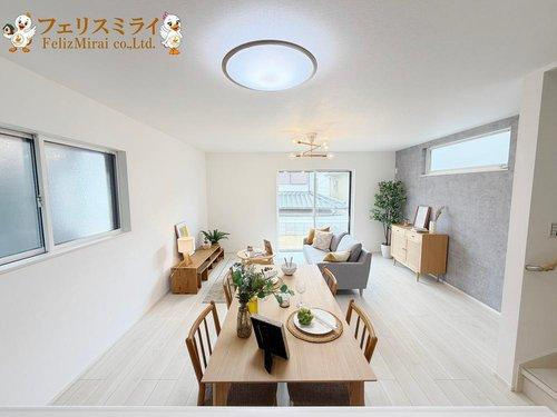 神戸市垂水区星陵台第１　全２棟の居間・リビング|■現地写真・１号棟■
カウンターから見たリビング♪
家事をしながらお子様の様子も見れます♪