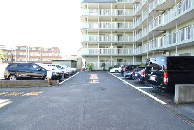 【駐車場】 | 豊玉ハイライズ | 駐車場スペース。空きの有無などは、個別にお問合せください。～即日のご見学可能～　お問合せはお気軽に。