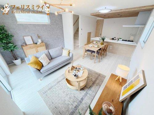 神戸市垂水区星陵台第１　全２棟の居間・リビング|■現地写真・１号棟■
広々約１８帖のリビング♪