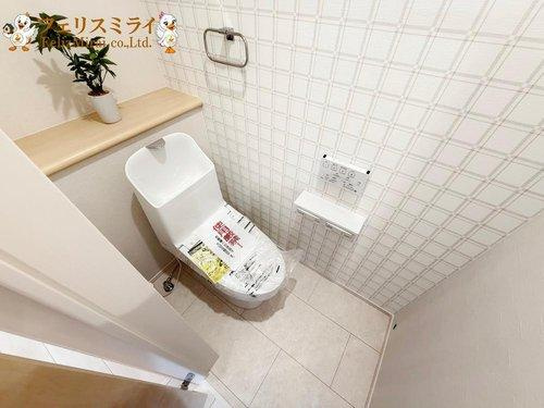 神戸市垂水区星陵台第１　全２棟のトイレ|■現地写真・１号棟■
１Fと２Fにウォシュレット付きトイレがございます♪
