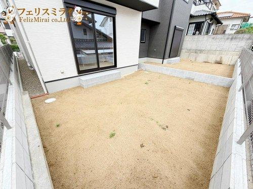 神戸市垂水区星陵台第１　全２棟の庭|■現地写真・１号棟■
大変広々としたお庭が御座います♪
南庭のため日当たり抜群です♪