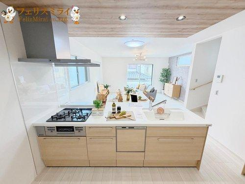 神戸市垂水区星陵台第１　全２棟のキッチン|■現地写真・１号棟■
天板が広くお料理のしやすいキッチン♪
食洗器標準装備です♪
