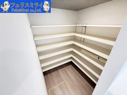 神戸市西区桜が丘東町１丁目　全１棟の収納|■現地写真■
キッチンにあるパントリースペース♪♪