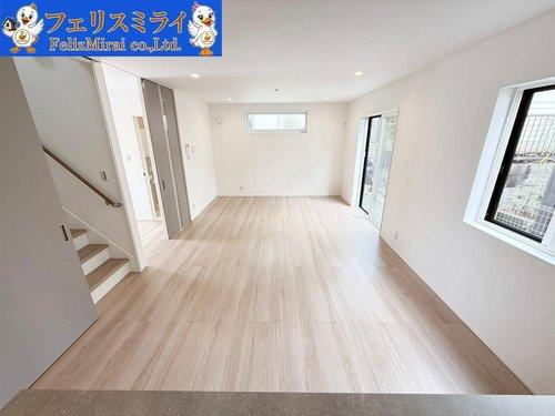 神戸市西区桜が丘東町１丁目　全１棟の居間・リビング|■現地写真■
２０．４帖の明るいリビング◎