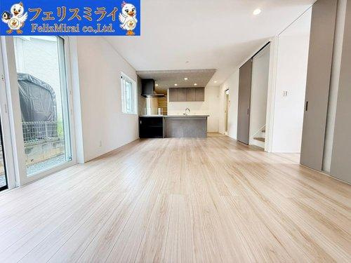 神戸市西区桜が丘東町１丁目　全１棟の居間・リビング|■現地写真■
南側に大きな窓があり、解放感たっぷり♪