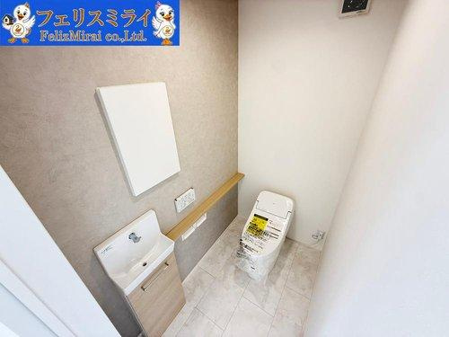 神戸市西区桜が丘東町１丁目　全１棟のトイレ|■現地写真■
手洗いスペース完備のトイレ♪階段下ではないので、室内高もしっかりとれております♪
