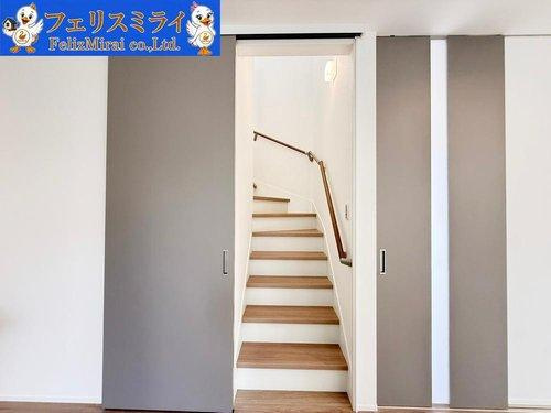 神戸市西区桜が丘東町１丁目　全１棟の内装|■現地写真■
リビング階段にはハイドアが付いておりますので、空調問題もばっちりです♪