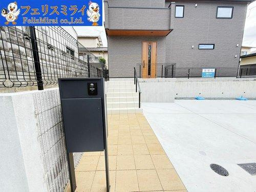 神戸市西区桜が丘東町１丁目　全１棟の玄関|■現地写真■
宅配ボックス完備の機能門柱♪