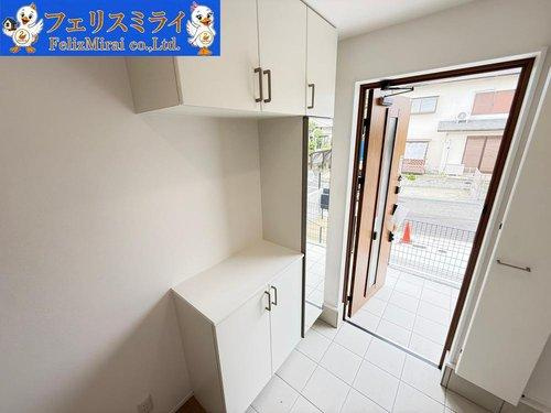 神戸市西区桜が丘東町１丁目　全１棟の玄関|■現地写真■
たっぷり収納できるシューズボックス♪
姿鏡もあります♪