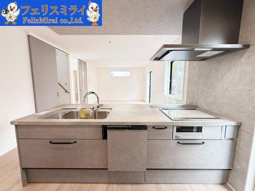 神戸市西区桜が丘東町１丁目　全１棟のキッチン|■現地写真■
天板が広いフルフラットキッチン♪深型食洗器完備♪