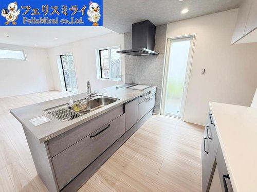 神戸市西区桜が丘東町１丁目　全１棟のキッチン|■現地写真■
勝手口もあり明るい玄関♪
IHクッキングヒーターでお料理も快適♪