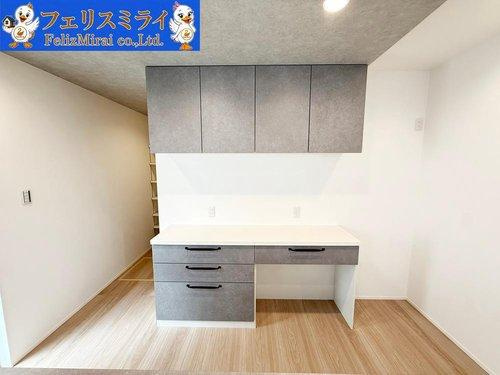 神戸市西区桜が丘東町１丁目　全１棟のキッチン|■現地写真■
カップボード標準装備♪キッチンと同仕様でオシャレです◎